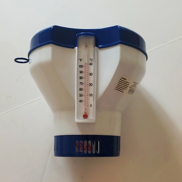 Pool chlorene dispensor and thermometer - Picture 1 of 6